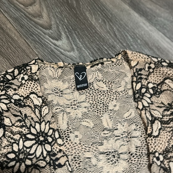 Flirty Floral Lace Tie Front Crop Top - Picture 5 of 6